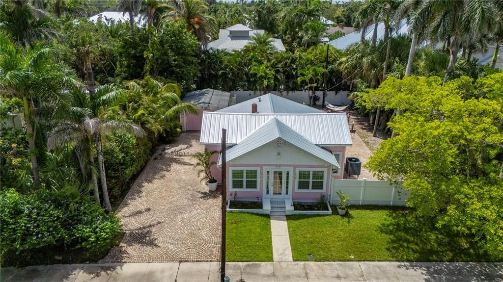 For Sale: $499,000 (2 beds, 2 baths, 810 Square Feet)