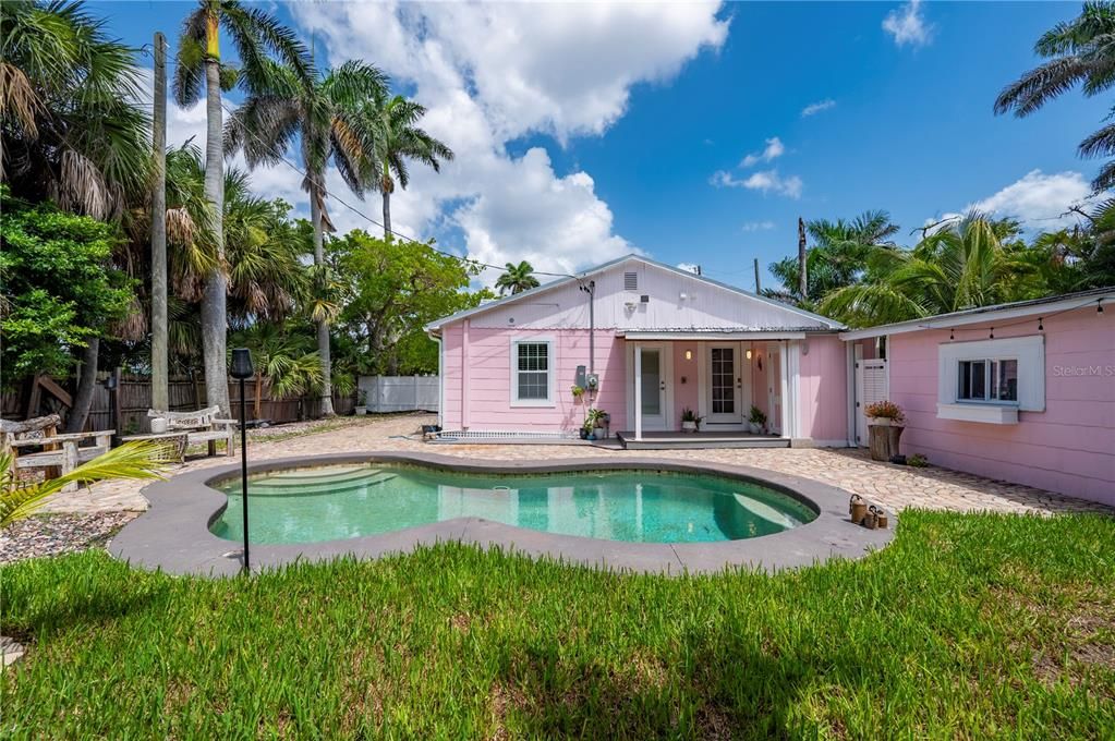For Sale: $499,000 (2 beds, 2 baths, 810 Square Feet)