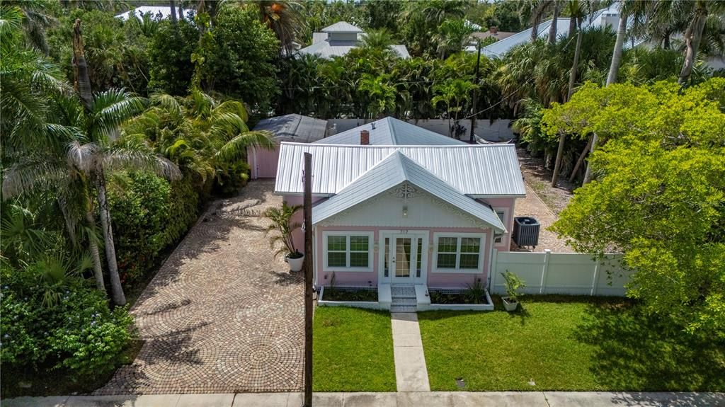 For Sale: $499,000 (2 beds, 2 baths, 810 Square Feet)