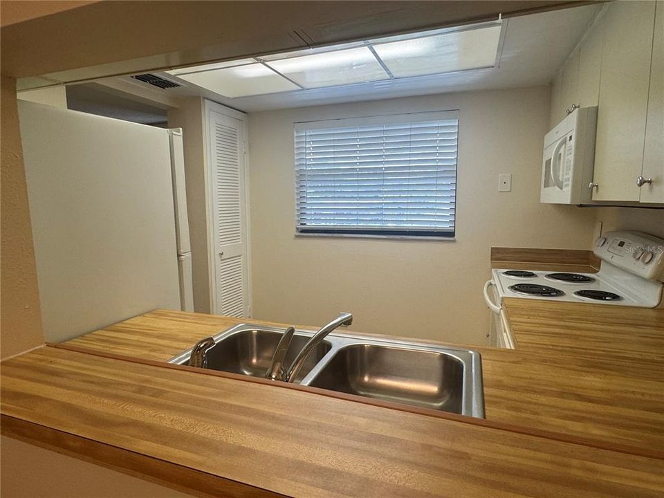 Active With Contract: $1,700 (2 beds, 2 baths, 950 Square Feet)