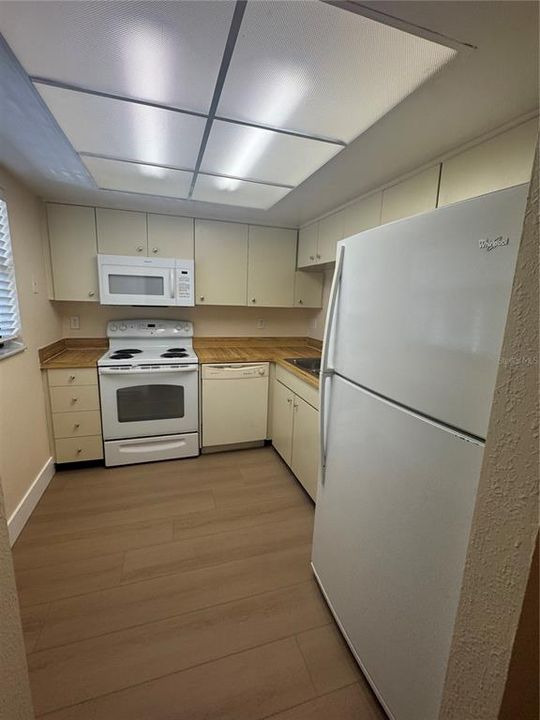 Active With Contract: $1,700 (2 beds, 2 baths, 950 Square Feet)