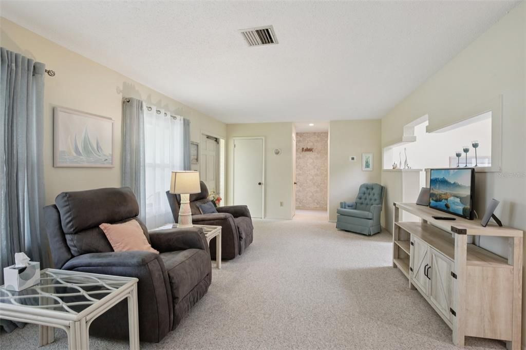 For Sale: $295,000 (2 beds, 2 baths, 1390 Square Feet)