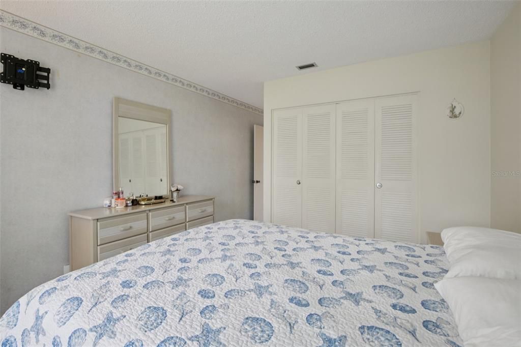 For Sale: $295,000 (2 beds, 2 baths, 1390 Square Feet)