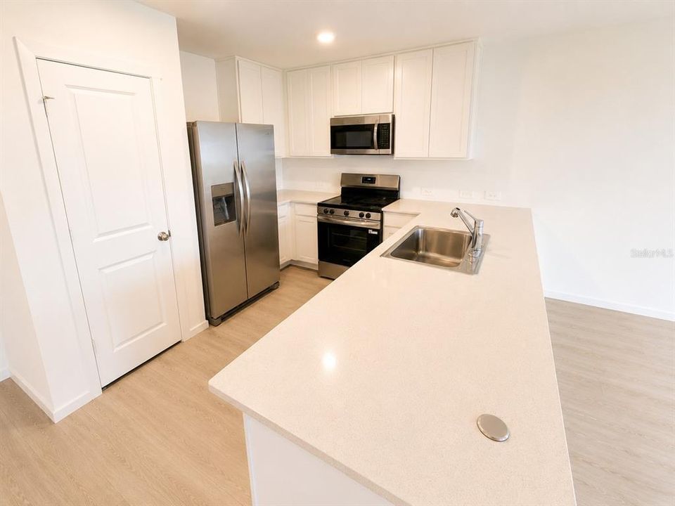 For Rent: $2,200 (4 beds, 2 baths, 1733 Square Feet)