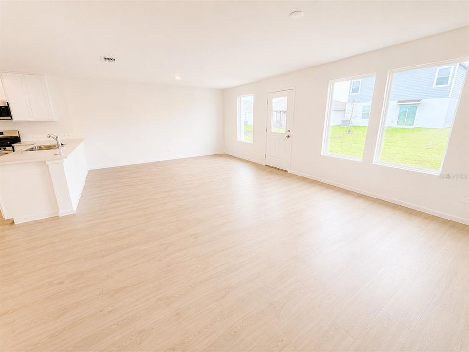 For Rent: $2,200 (4 beds, 2 baths, 1733 Square Feet)