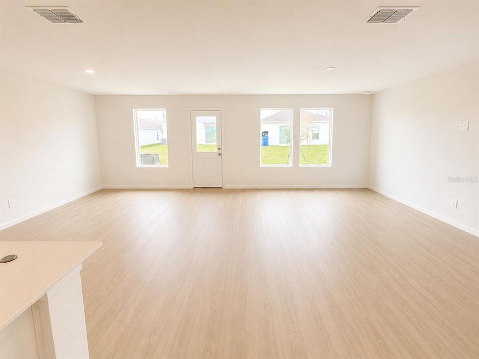 For Rent: $2,200 (4 beds, 2 baths, 1733 Square Feet)
