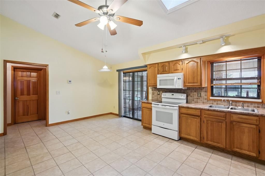 En Venta: $410,000 (3 camas, 3 baños, 2149 Pies cuadrados)