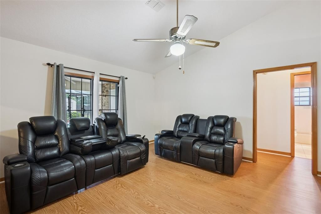 En Venta: $410,000 (3 camas, 3 baños, 2149 Pies cuadrados)