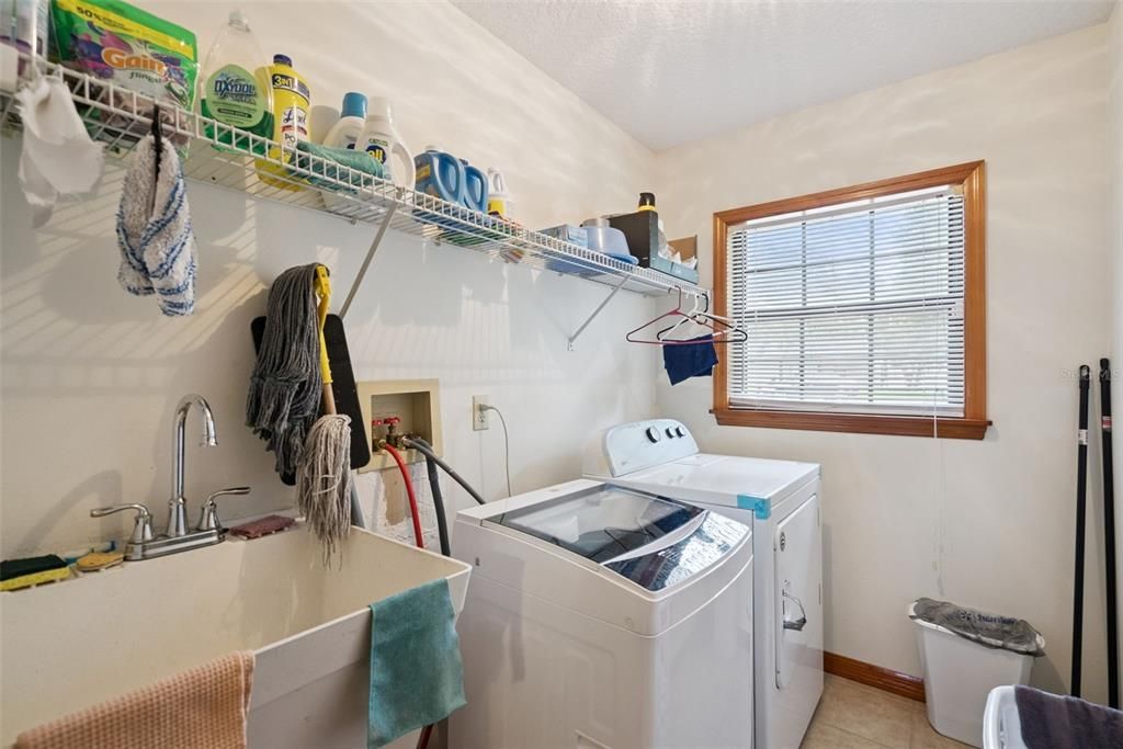 En Venta: $410,000 (3 camas, 3 baños, 2149 Pies cuadrados)