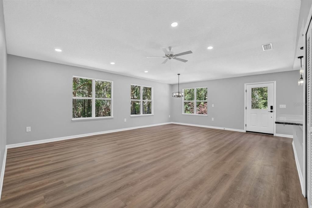 For Sale: $259,900 (2 beds, 1 baths, 1110 Square Feet)