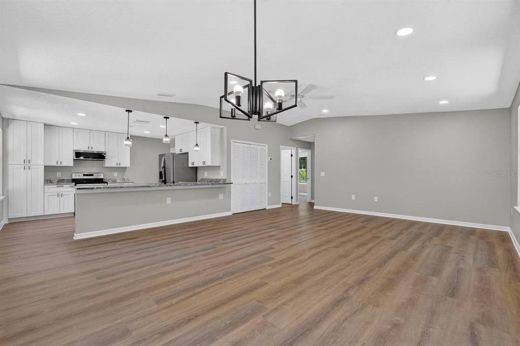 For Sale: $259,900 (2 beds, 1 baths, 1110 Square Feet)