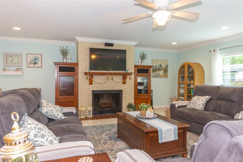 For Sale: $529,000 (5 beds, 2 baths, 2586 Square Feet)