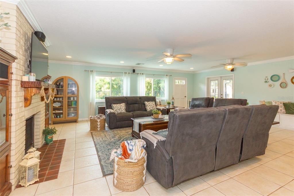 For Sale: $529,000 (5 beds, 2 baths, 2586 Square Feet)