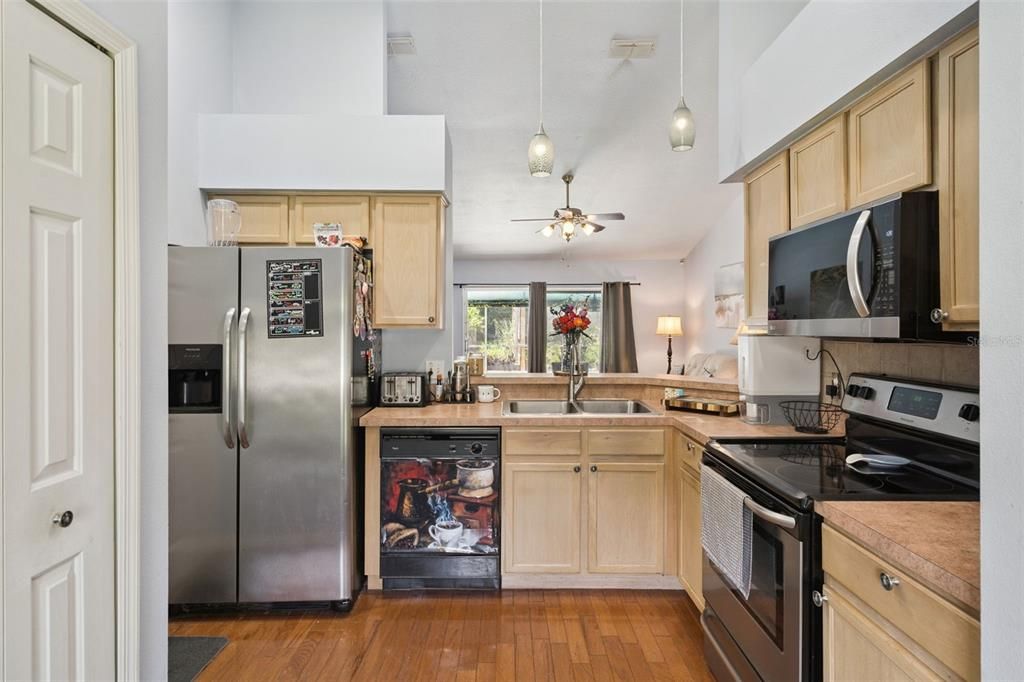 For Sale: $300,000 (3 beds, 2 baths, 1154 Square Feet)