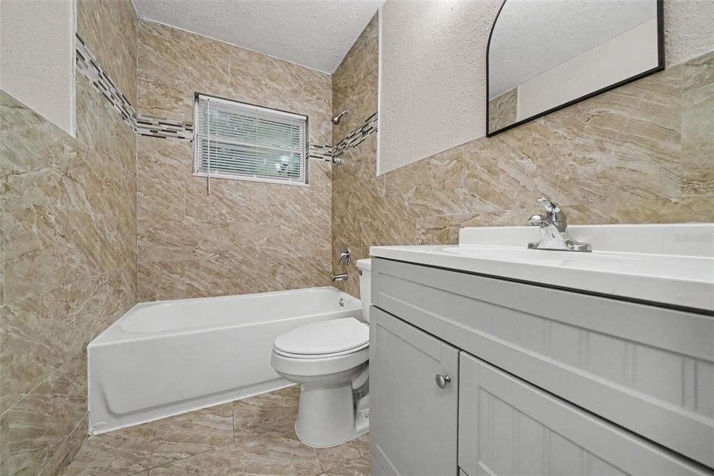 En Venta: $289,900 (4 camas, 2 baños, 1242 Pies cuadrados)