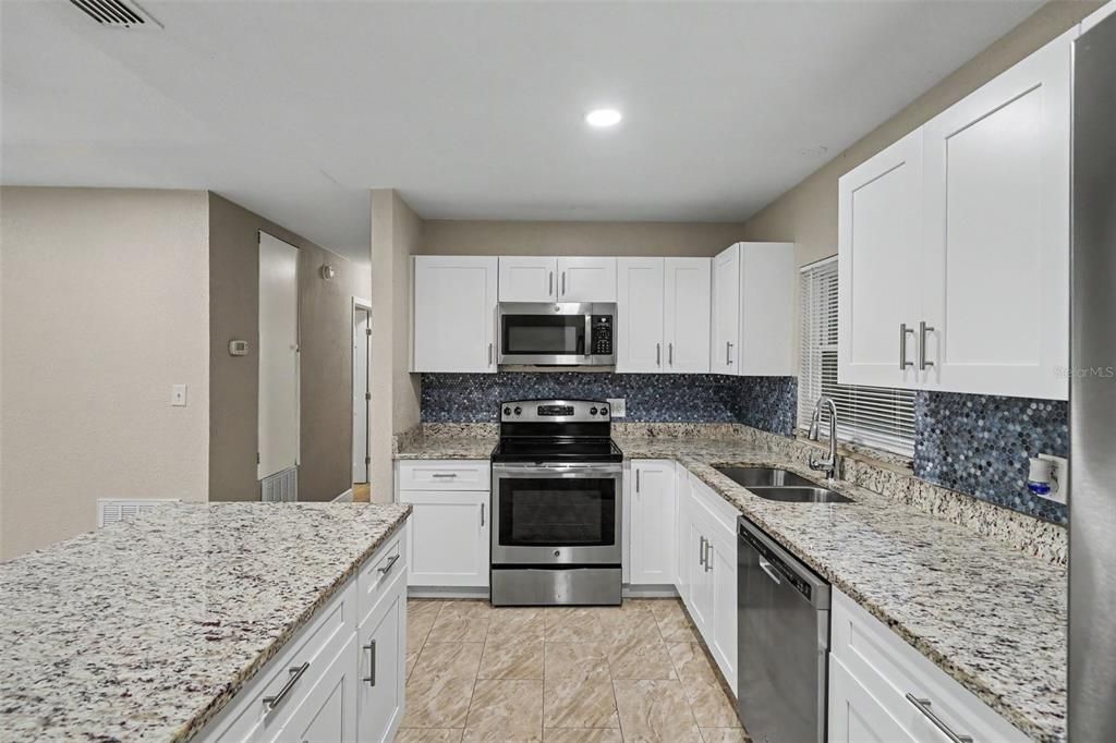 En Venta: $289,900 (4 camas, 2 baños, 1242 Pies cuadrados)