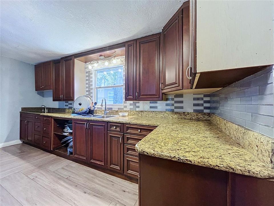 For Sale: $314,900 (5 beds, 4 baths, 1914 Square Feet)