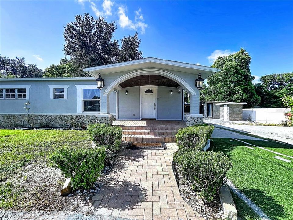 For Sale: $314,900 (5 beds, 4 baths, 1914 Square Feet)