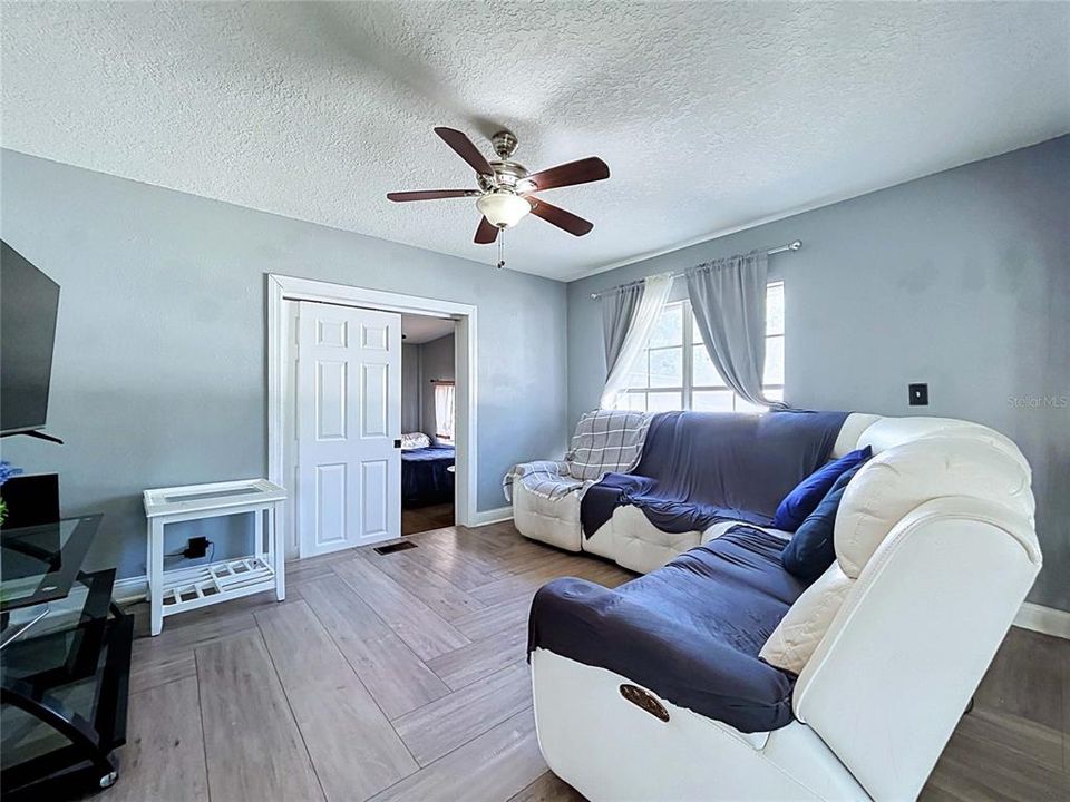 For Sale: $314,900 (5 beds, 4 baths, 1914 Square Feet)