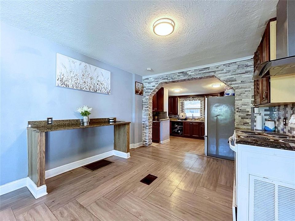 For Sale: $314,900 (5 beds, 4 baths, 1914 Square Feet)