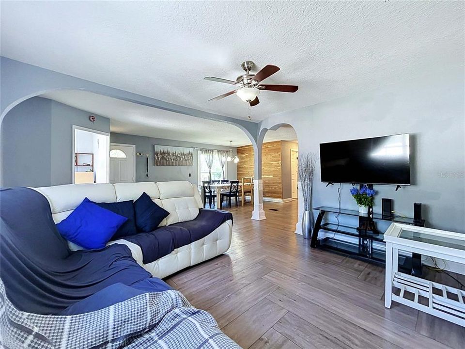 For Sale: $314,900 (5 beds, 4 baths, 1914 Square Feet)