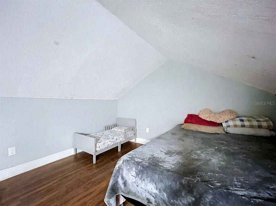 For Sale: $314,900 (5 beds, 4 baths, 1914 Square Feet)