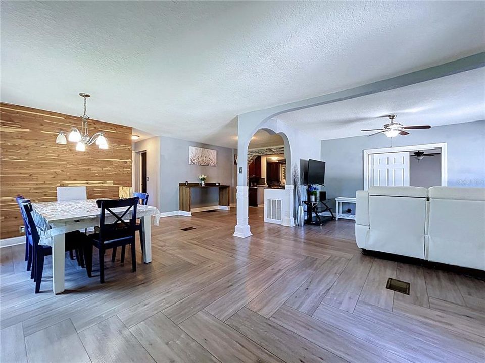 For Sale: $314,900 (5 beds, 4 baths, 1914 Square Feet)