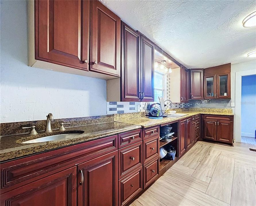 For Sale: $314,900 (5 beds, 4 baths, 1914 Square Feet)