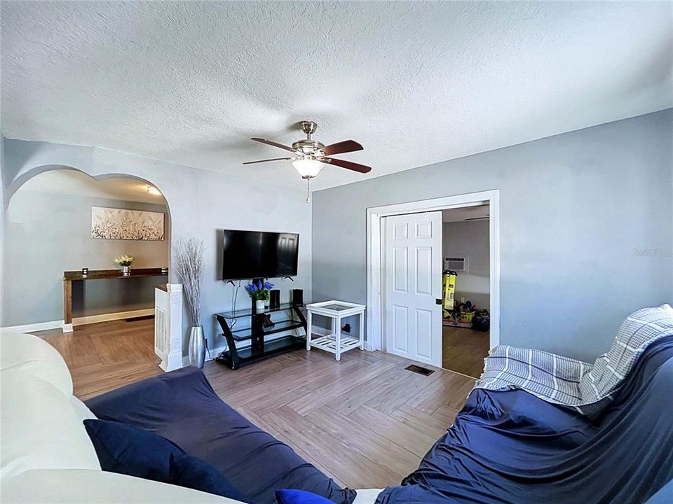 For Sale: $314,900 (5 beds, 4 baths, 1914 Square Feet)
