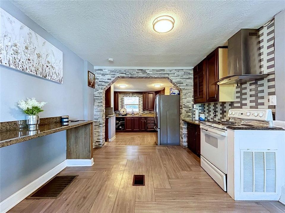 For Sale: $314,900 (5 beds, 4 baths, 1914 Square Feet)