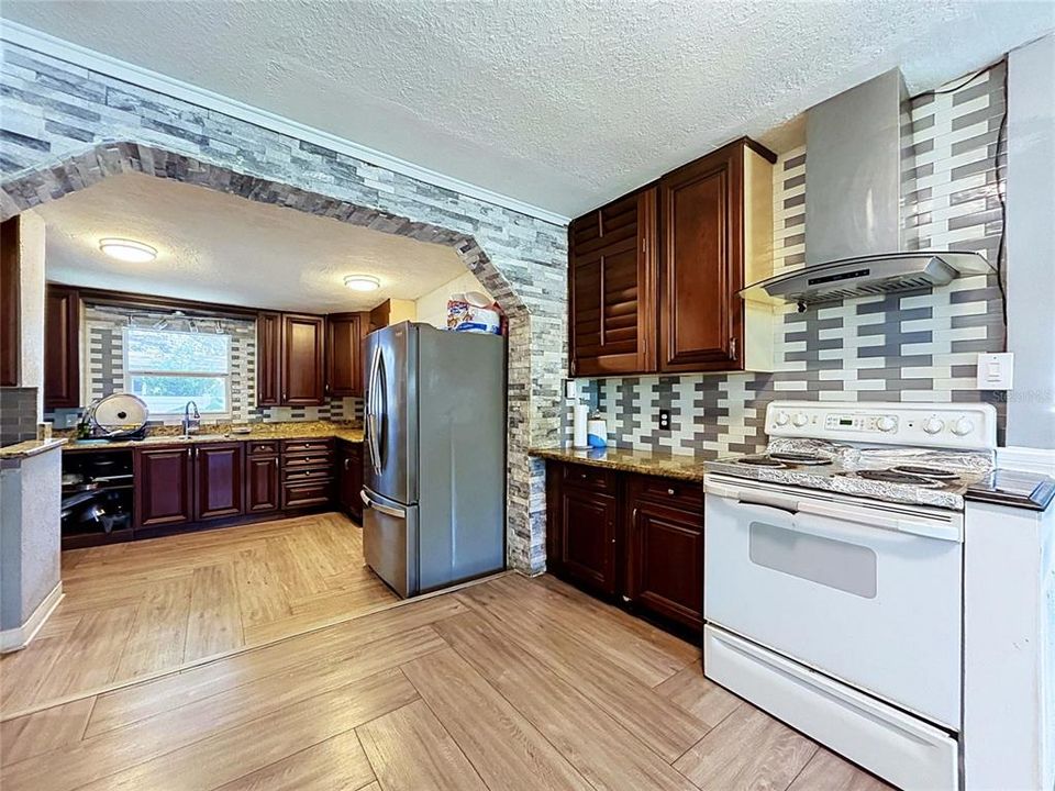 For Sale: $314,900 (5 beds, 4 baths, 1914 Square Feet)