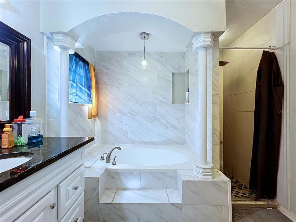 For Sale: $314,900 (5 beds, 4 baths, 1914 Square Feet)