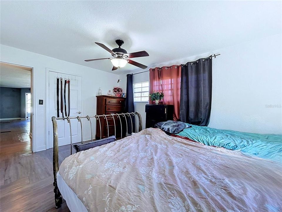 For Sale: $314,900 (5 beds, 4 baths, 1914 Square Feet)