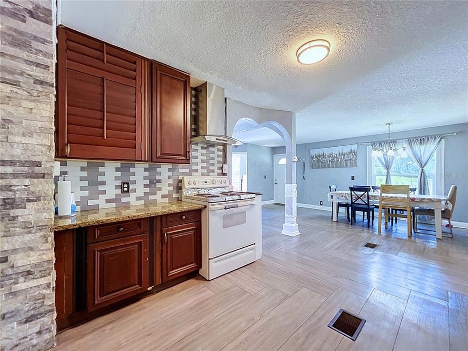 For Sale: $314,900 (5 beds, 4 baths, 1914 Square Feet)