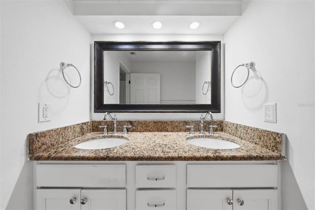 En Venta: $899,999 (5 camas, 3 baños, 3708 Pies cuadrados)