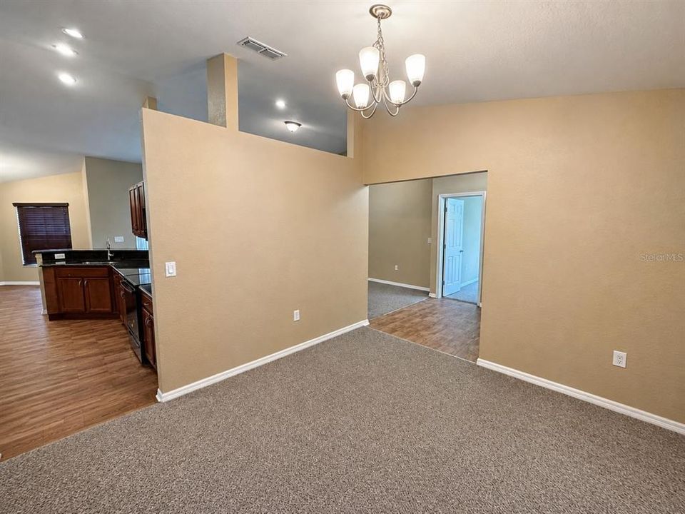 For Rent: $1,899 (4 beds, 2 baths, 1911 Square Feet)