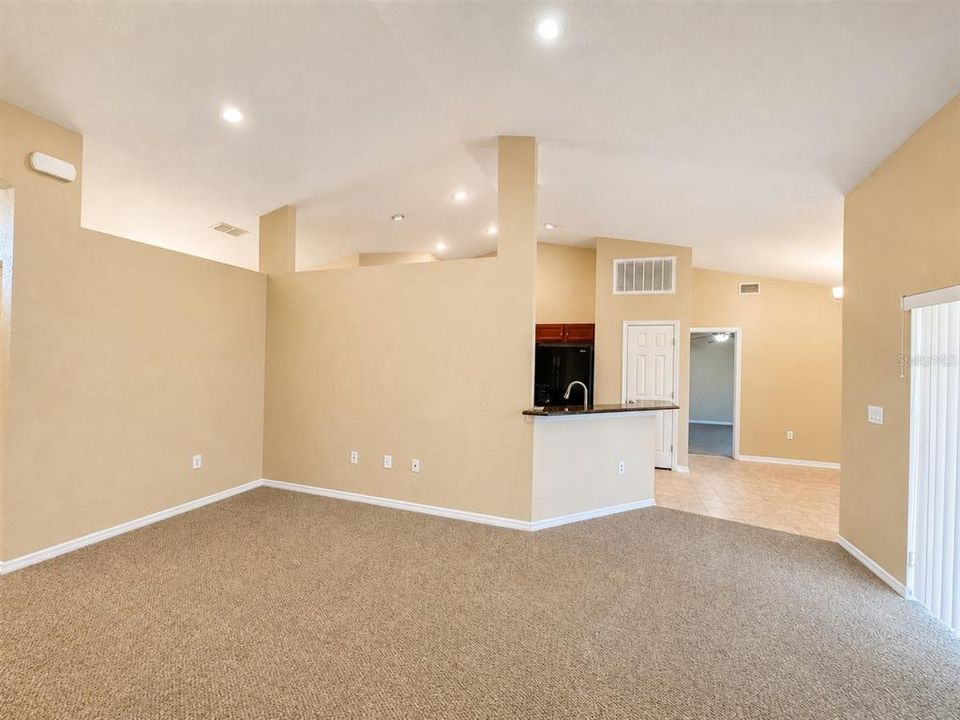For Rent: $1,899 (4 beds, 2 baths, 1911 Square Feet)