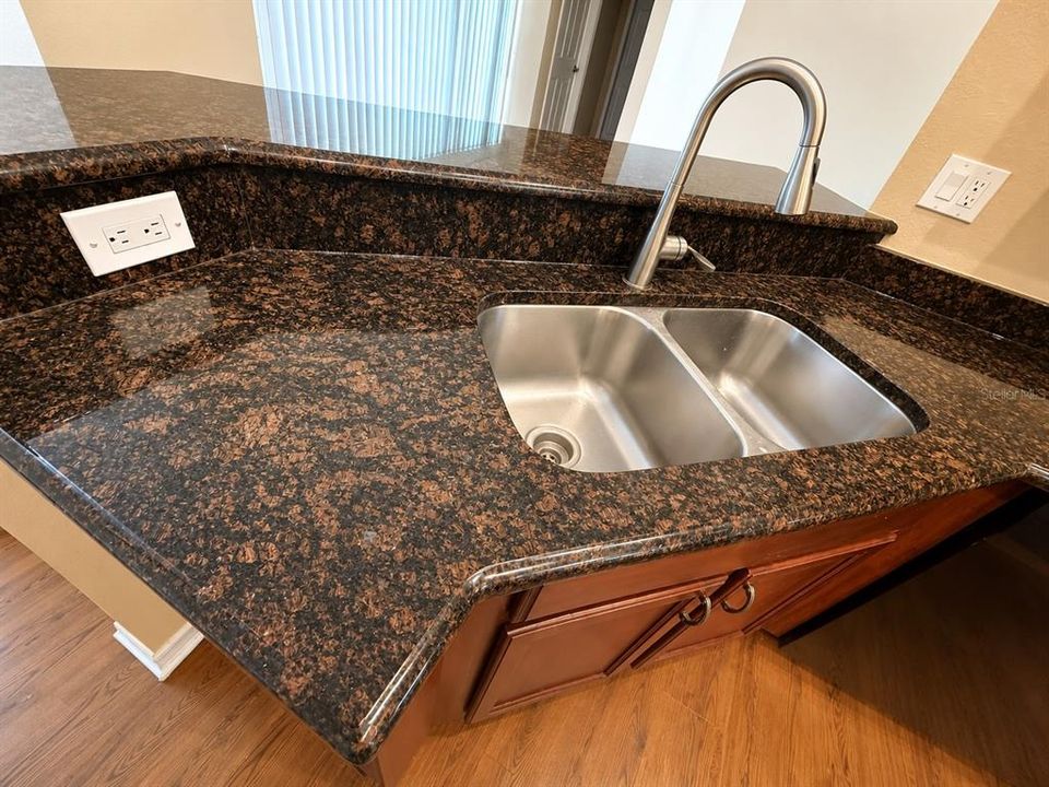 For Rent: $1,899 (4 beds, 2 baths, 1911 Square Feet)