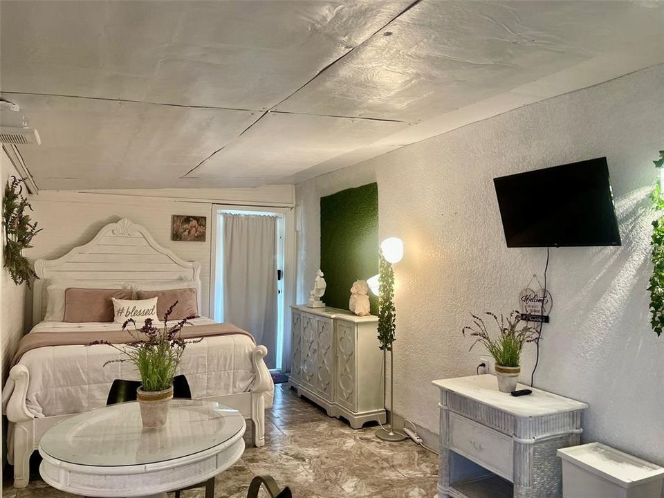 For Rent: $1,050 (0 beds, 1 baths, 300 Square Feet)