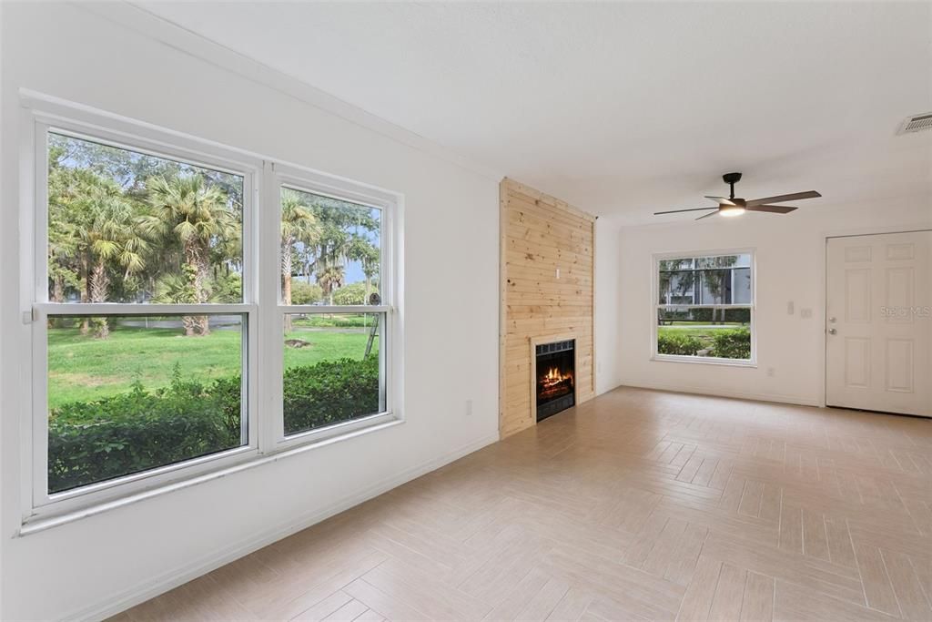 For Sale: $129,999 (2 beds, 2 baths, 912 Square Feet)