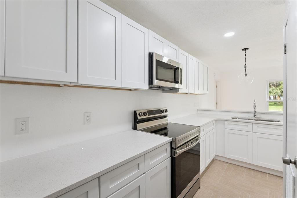 For Sale: $129,999 (2 beds, 2 baths, 912 Square Feet)