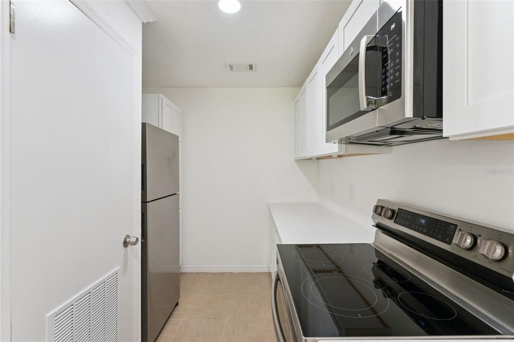 For Sale: $129,999 (2 beds, 2 baths, 912 Square Feet)