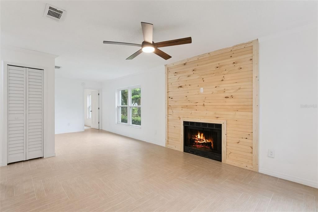 For Sale: $129,999 (2 beds, 2 baths, 912 Square Feet)