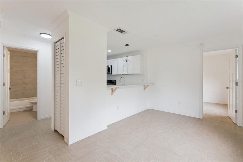 For Sale: $129,999 (2 beds, 2 baths, 912 Square Feet)