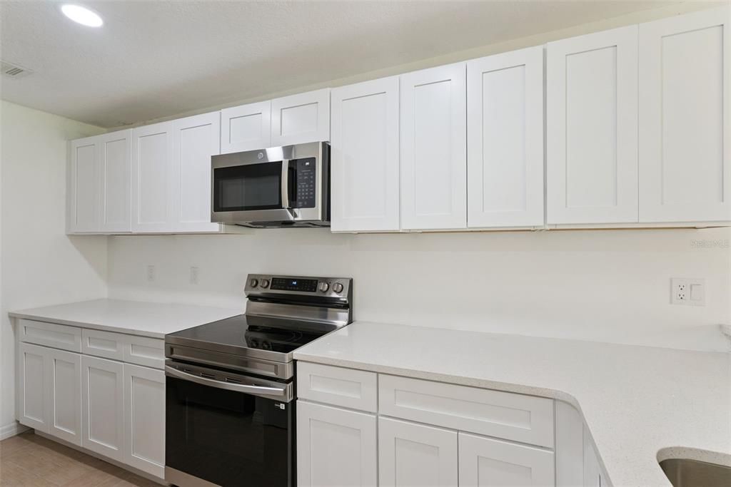 For Sale: $129,999 (2 beds, 2 baths, 912 Square Feet)