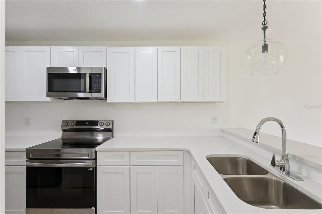 For Sale: $129,999 (2 beds, 2 baths, 912 Square Feet)