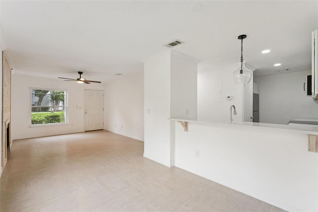 For Sale: $129,999 (2 beds, 2 baths, 912 Square Feet)