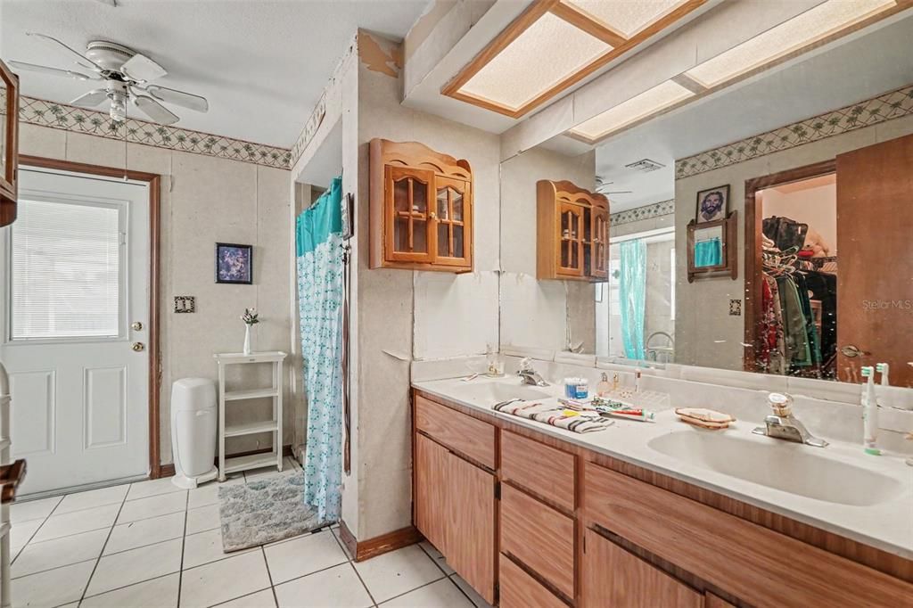 For Sale: $280,000 (4 beds, 2 baths, 2015 Square Feet)