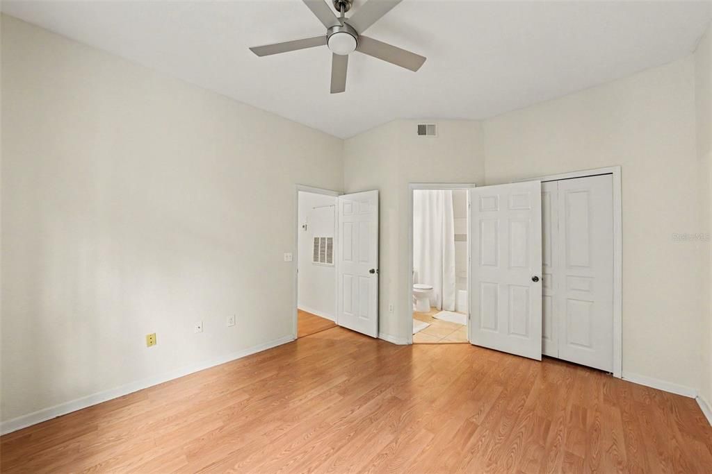For Sale: $150,000 (2 beds, 2 baths, 1032 Square Feet)