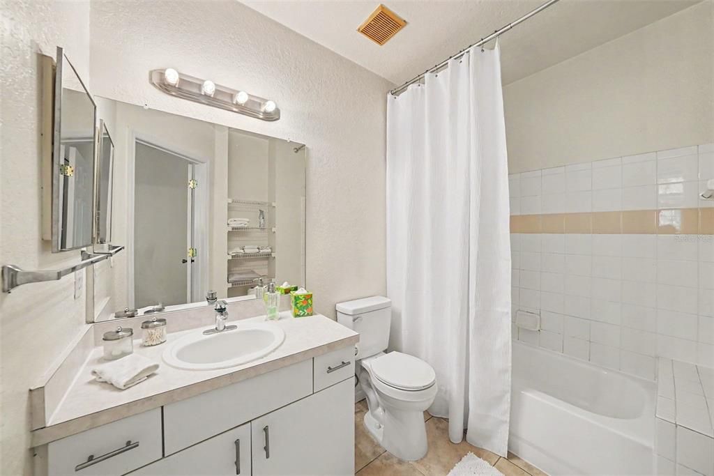 For Sale: $150,000 (2 beds, 2 baths, 1032 Square Feet)